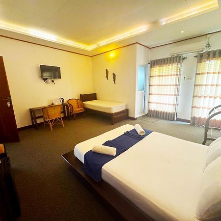 Nico Lagoon Hotel Negombo Buitenkant foto